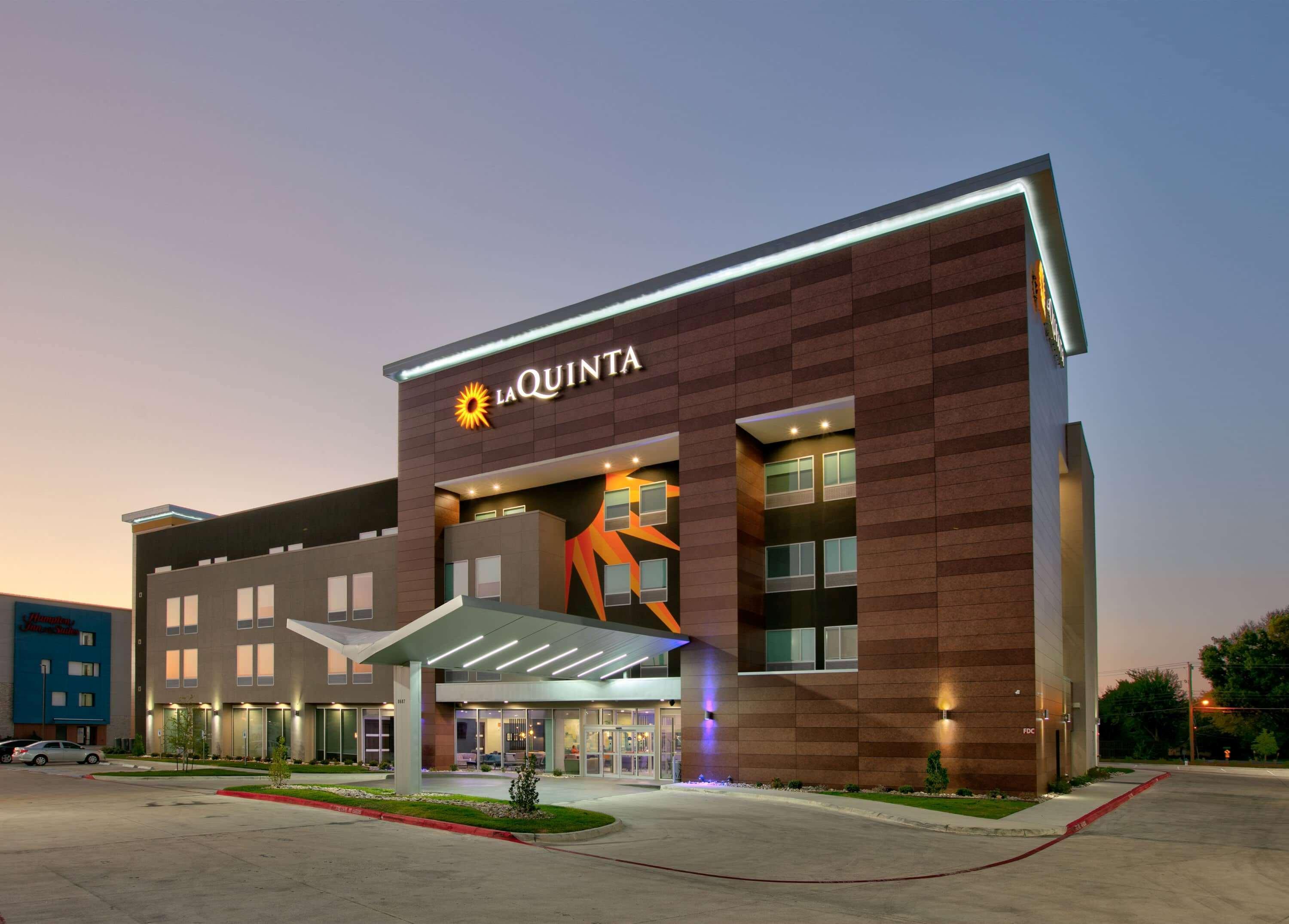 La Quinta Inn & Suites By Wyndham Dallas/Fairpark Extérieur photo