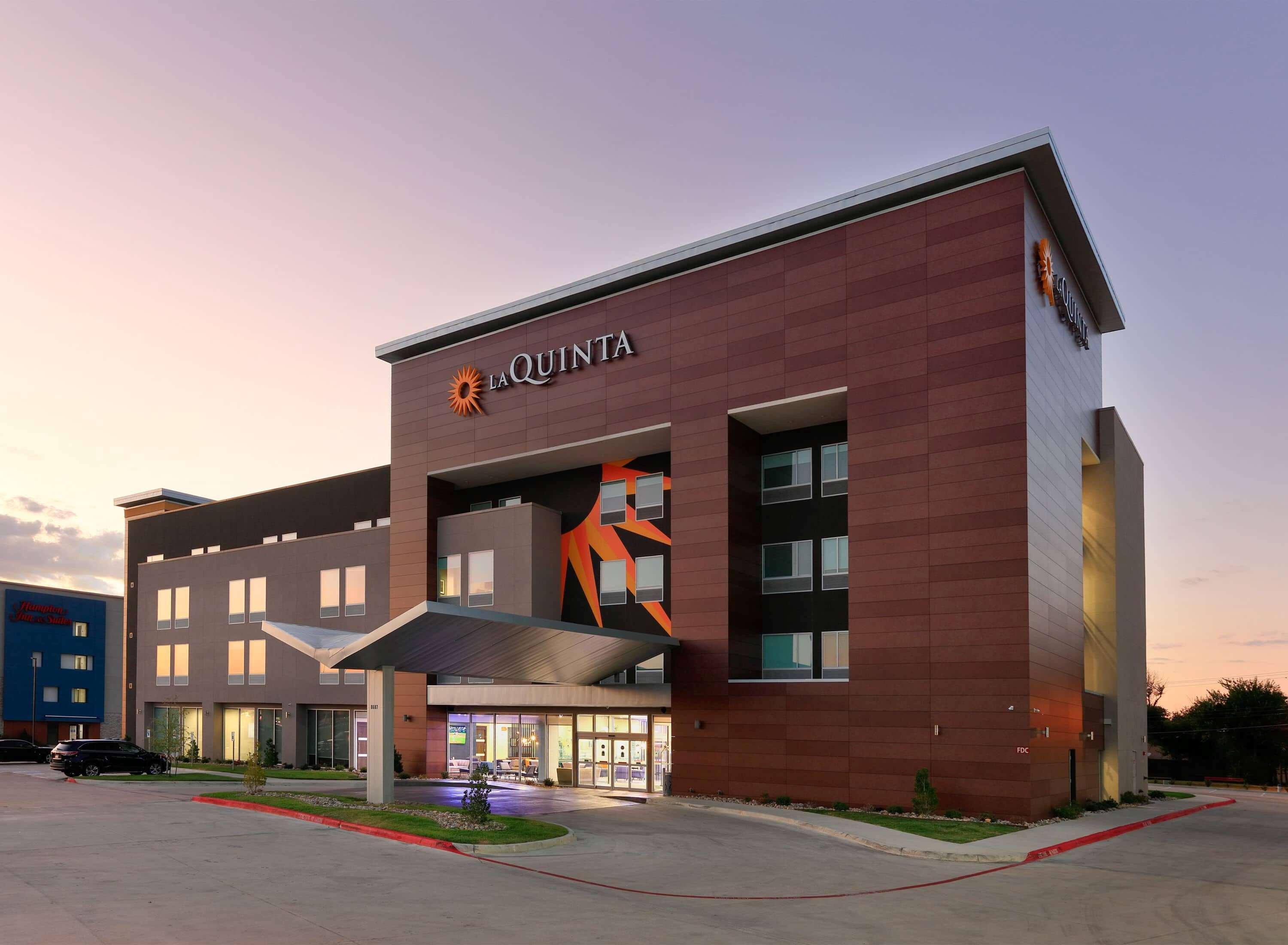 La Quinta Inn & Suites By Wyndham Dallas/Fairpark Extérieur photo