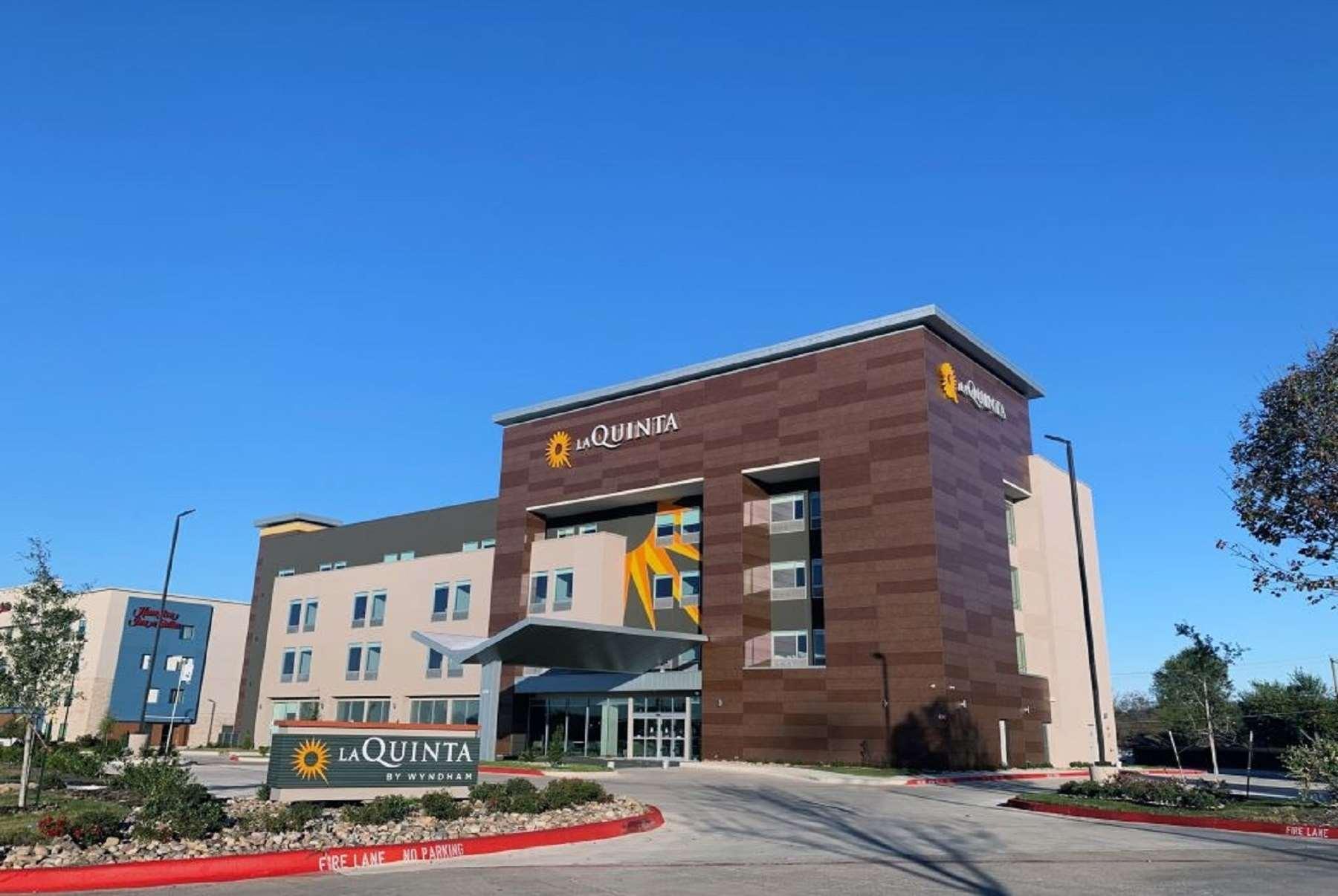 La Quinta Inn & Suites By Wyndham Dallas/Fairpark Extérieur photo