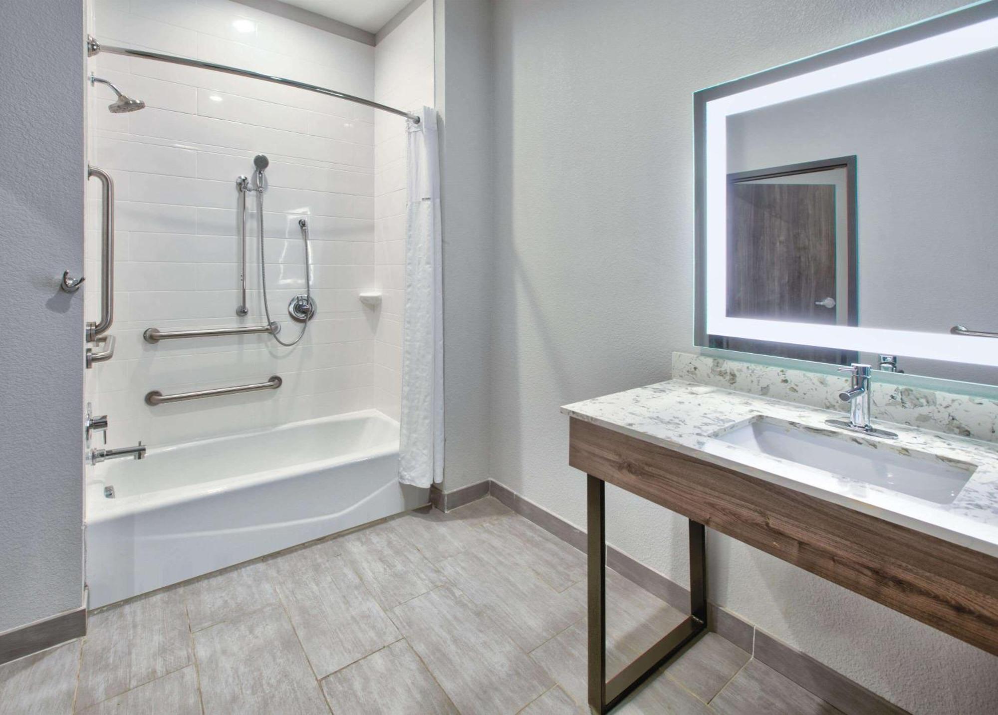 La Quinta Inn & Suites By Wyndham Dallas/Fairpark Extérieur photo